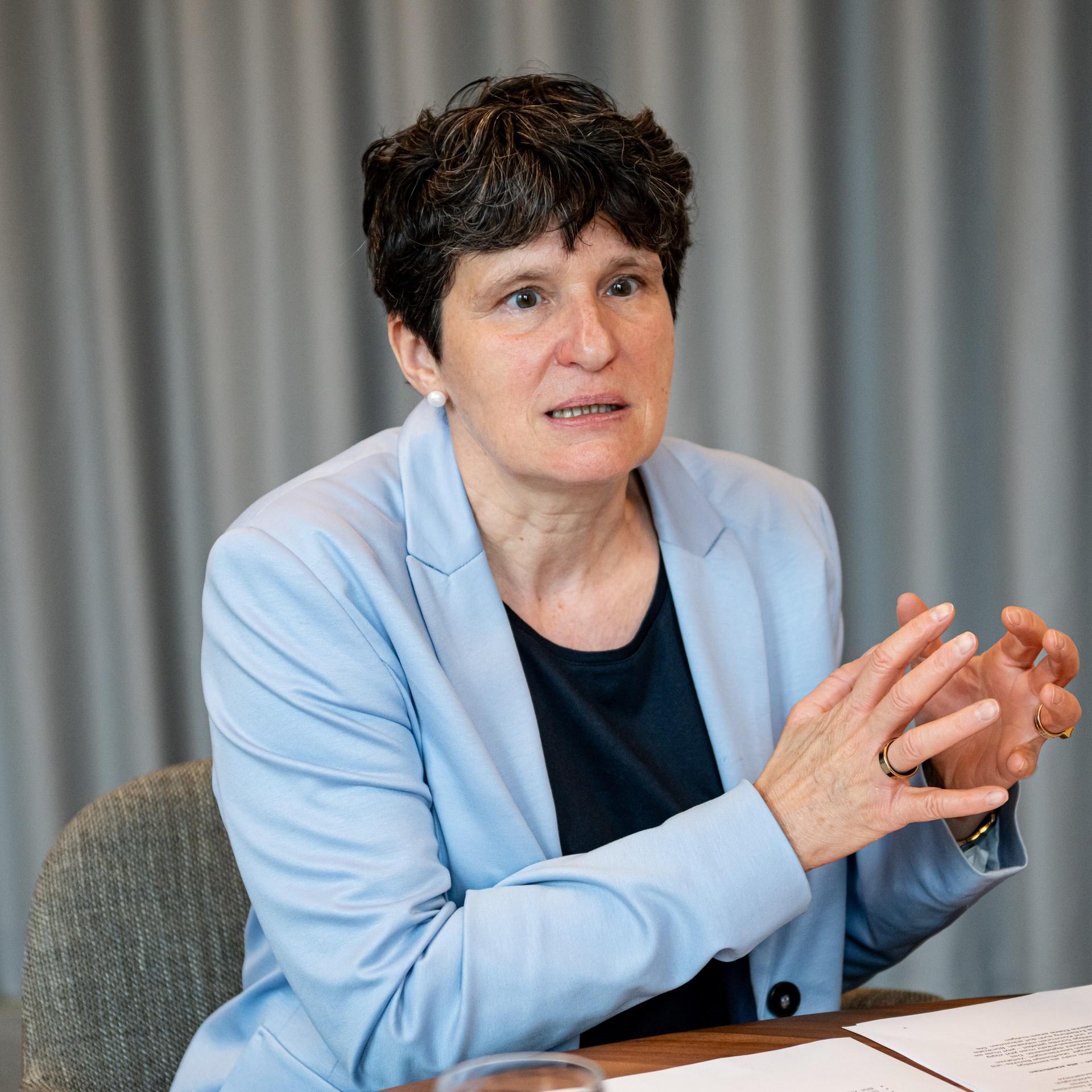 Tanja Gönner (CDU), Hauptgeschäftsführerin des Bundesverbands der Deutschen Industrie (BDI), nimmt an einem Interview teil.
