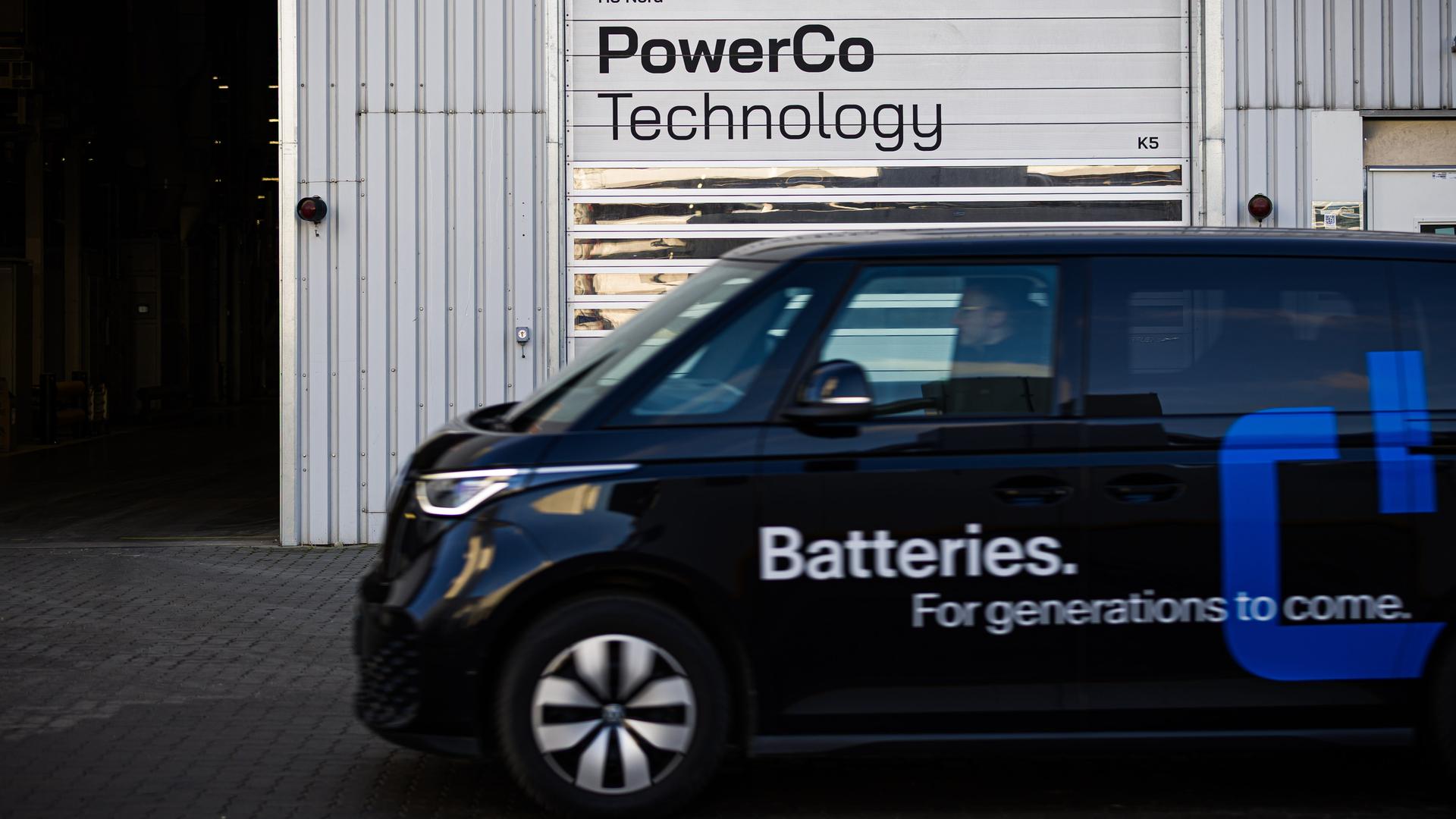 Der Schriftzug "PowerCo Technology" ist an einem Tor der neuen Batteriefabrik PowerCo geschrieben. Der Schriftzug "PowerCo Technology" ist an einem Tor der neuen Batteriefabrik PowerCo geschrieben.
