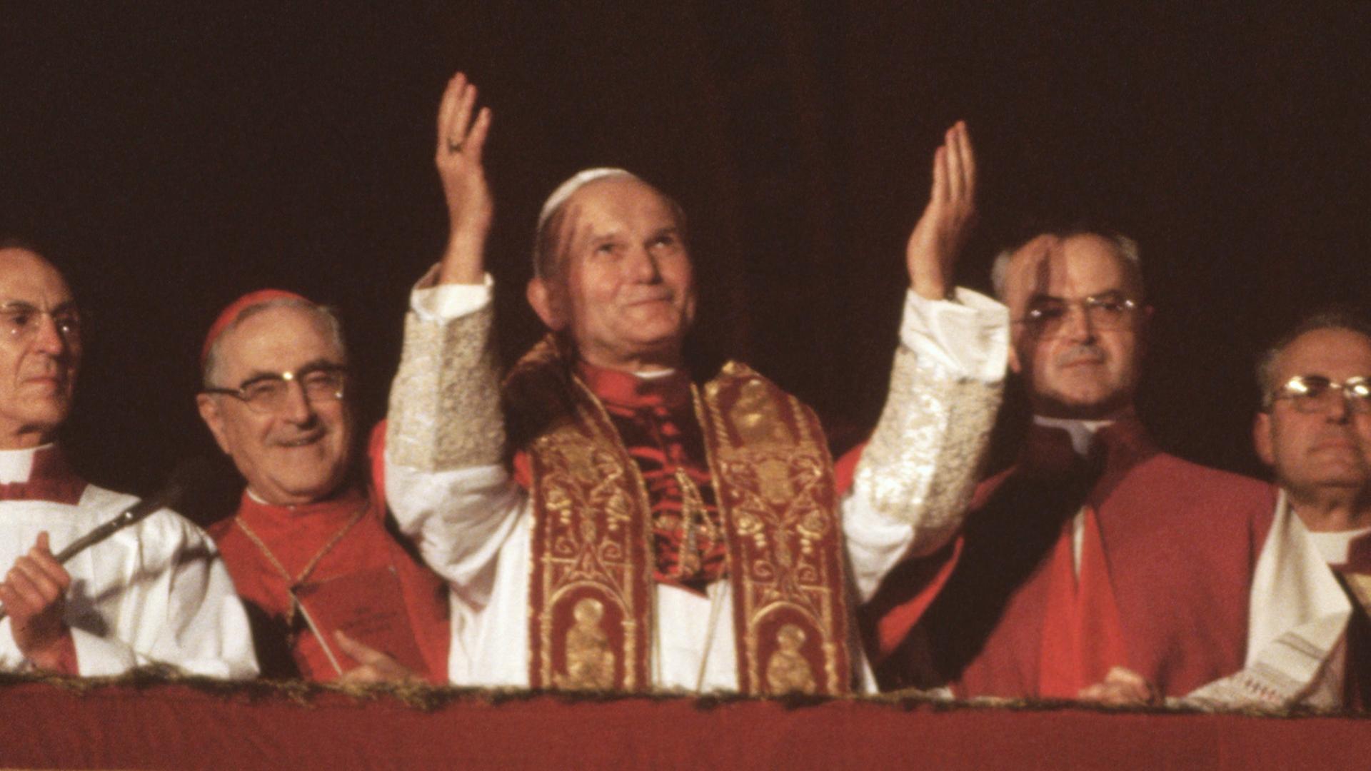 Historische Aufnahme: Papst Johannes Paul II. erscheint zum ersten Mal auf dem Balkon des Petersdoms in der Vatikanstadt am 16. Oktober 1978.