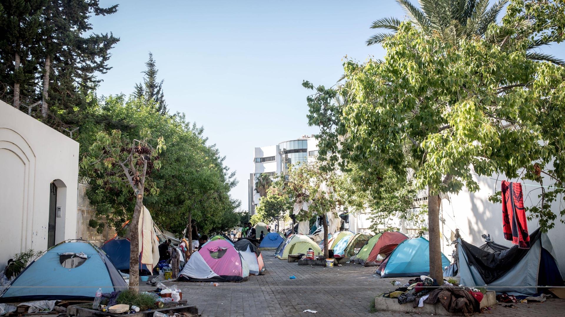 Vor der Internationalen Organisation für Migration der Vereinten Nationen in Tunis stehen Zelte, in denen rund 100 Westafrikaner campieren. 