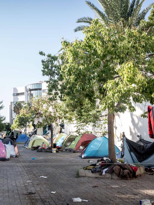 Vor der Internationalen Organisation für Migration der Vereinten Nationen in Tunis stehen Zelte, in denen rund 100 Westafrikaner campieren. 