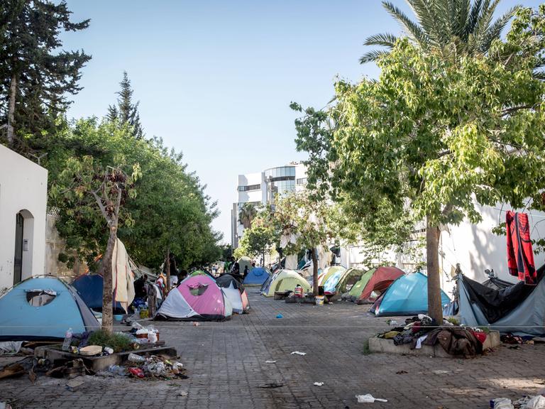 Vor der Internationalen Organisation für Migration der Vereinten Nationen in Tunis stehen Zelte, in denen rund 100 Westafrikaner campieren. 