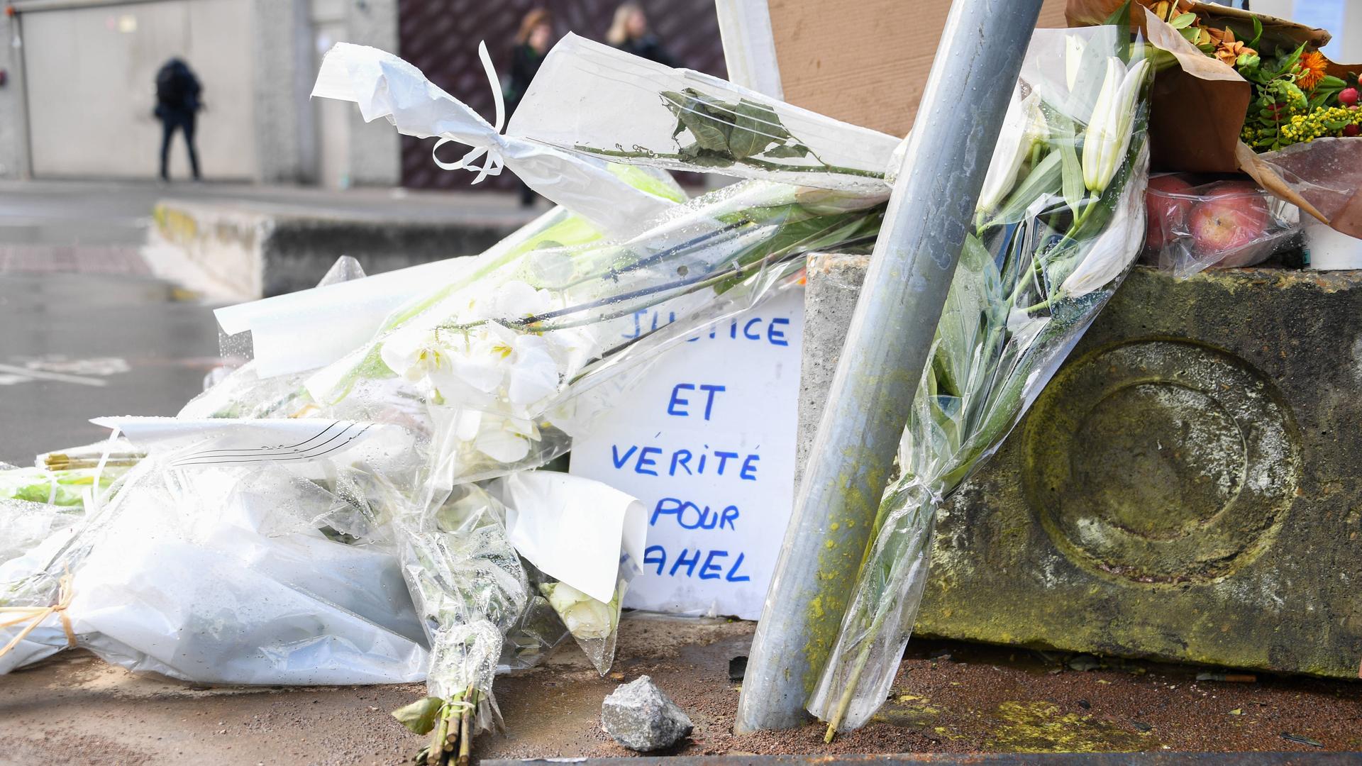 Weiße Lilien und andere Blumen liegen in Nanterre an einer Straßenecke. Weiße Lilien und andere Blumen liegen in Nanterre an einer Straßenecke.