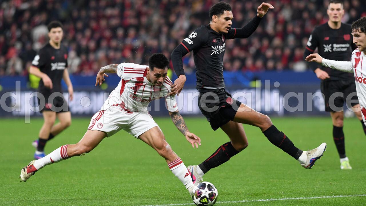 Szene aus dem Spiel Bayer Leverkusen gegen Olympiakos Piräus; Spieler beider Mannschaften kämpfen um den Ball. Szene aus dem Spiel Bayer Leverkusen gegen Olympiakos Piräus; Spieler beider Mannschaften kämpfen um den Ball.