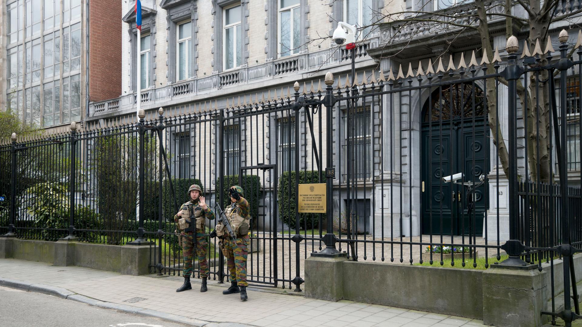Zwei Sicherheitskräfte stehen vor der russischen Botschaft in Brüssel. Zwei Sicherheitskräfte stehen vor der russischen Botschaft in Brüssel.