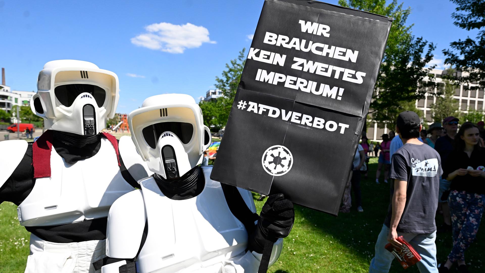 Zwei Verkleidete demonstrieren gegen die AfD. Sie halten ein Plakat mit der Aufschrift "Wir brauchen kein zweites Imperium #AfDVerbot". Zwei Verkleidete demonstrieren gegen die AfD. Sie halten ein Plakat mit der Aufschrift "Wir brauchen kein zweites Imperium #AfDVerbot".