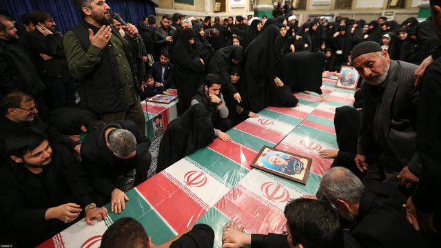 Menschen trauern neben den Särgen von Mitgliedern der iranischen Revolutionsgarde.