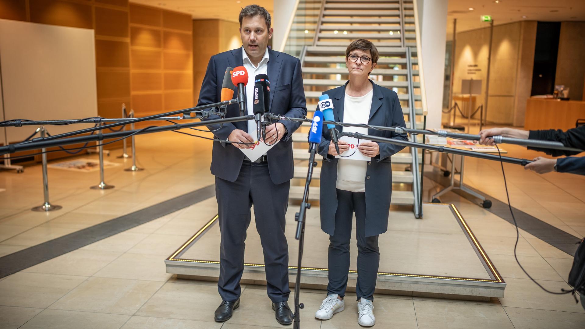 Berlin: Lars Klingbeil, SPD-Bundesvorsitzender, steht neben Saskia Esken, Co-Bundesvorsitzende, bei einem Pressestatement nach der Ankündigung, dass SPD-Generalsekretär Kühnert zurücktritt.