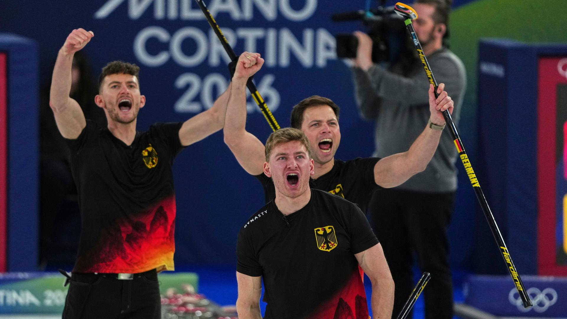 Das deutsche Curling-Team Johannes Scheuerl, Marc Muskatewitz, und Benjamin Kapp in Cortina d'Ampezzo (AP Photo/Misper Apawu)