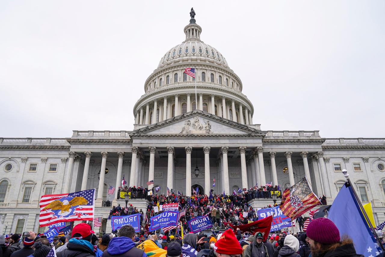 Eine große Gruppe von Trump Anhänger halten "Stop The Steal" Protestschilder bei der Erstürmung des Kapitols in Washington am 6. Januar 2021, am Tag als Joe Biden als neuer Präsident gewählt wurde.