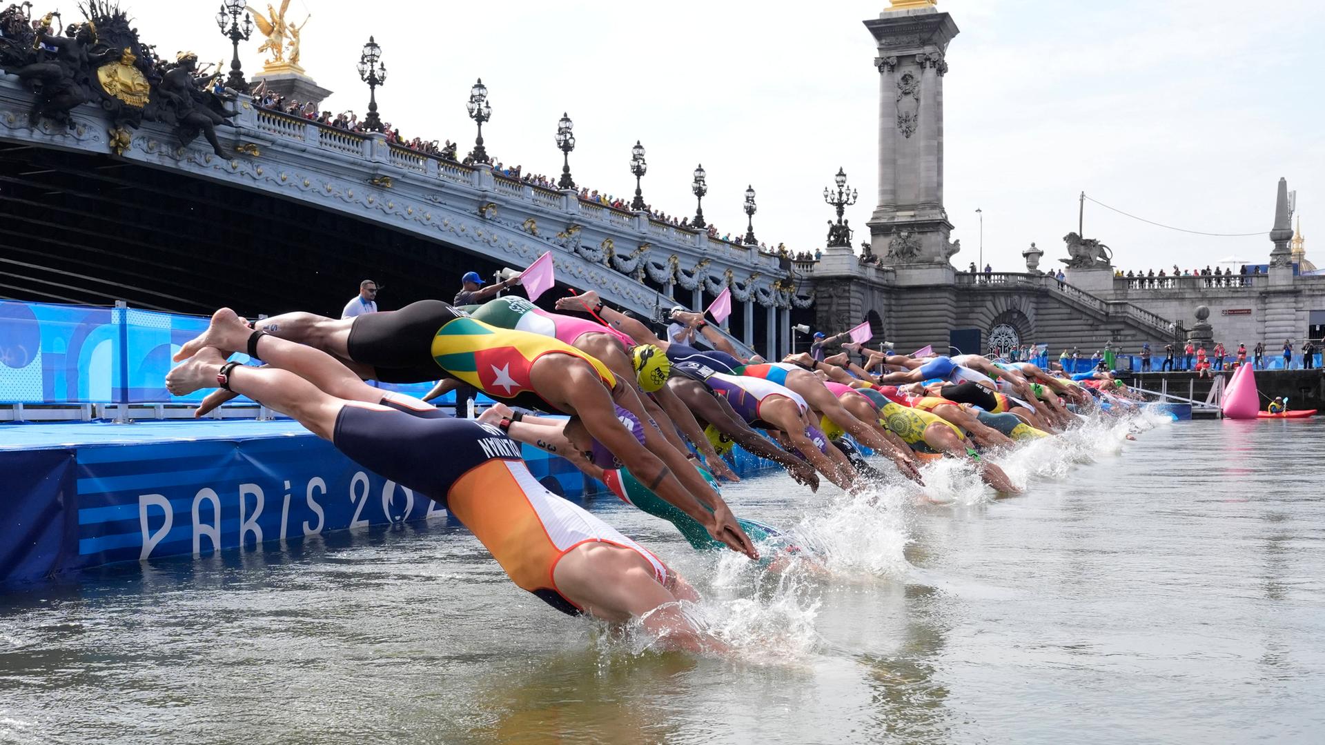 Bei den Olympischen Spielen in der Stadt Paris: Die Triathleten springen in den Fluss Seine