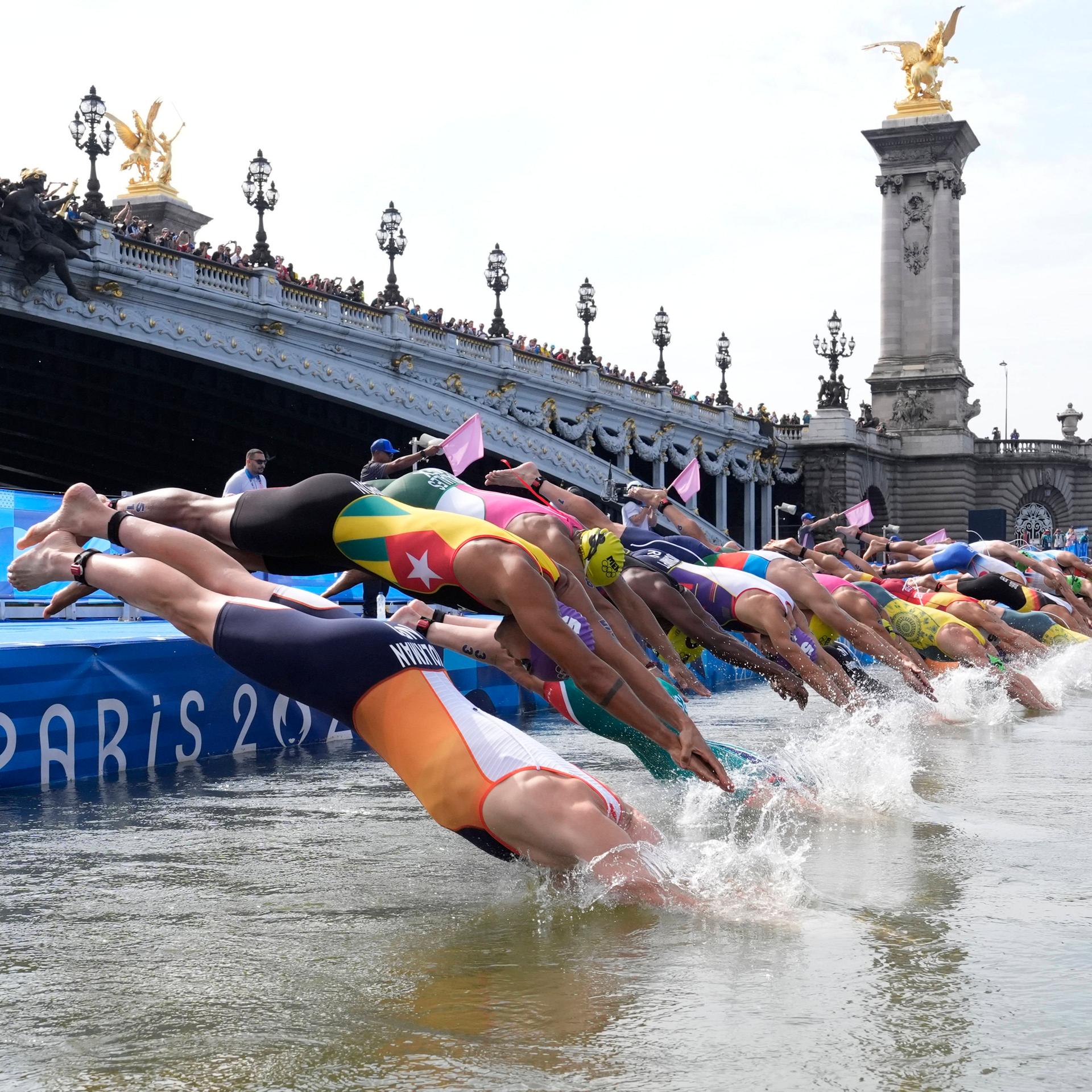 Bei den Olympischen Spielen in der Stadt Paris: Die Triathleten springen in den Fluss Seine