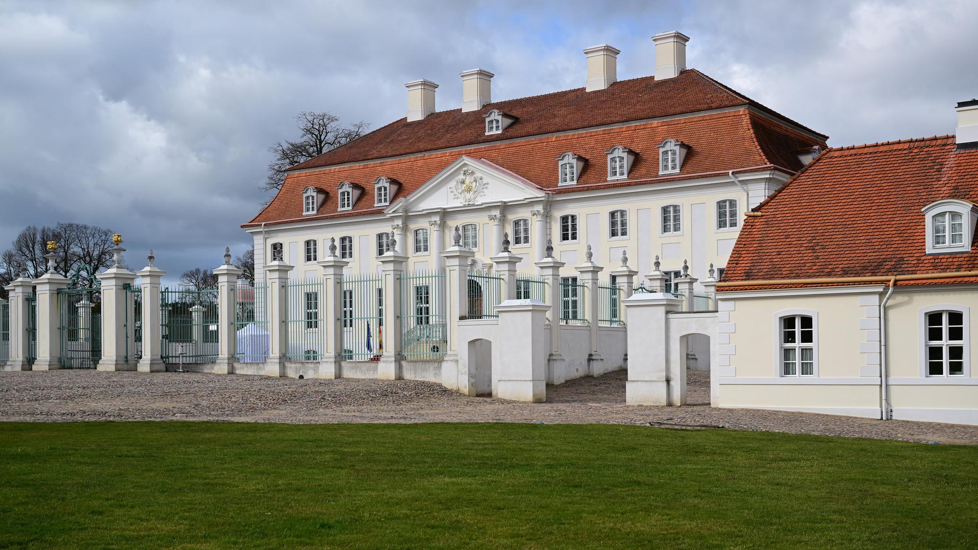 Blick auf das im Jahr 1736 errichtete Barockschloss Meseberg.