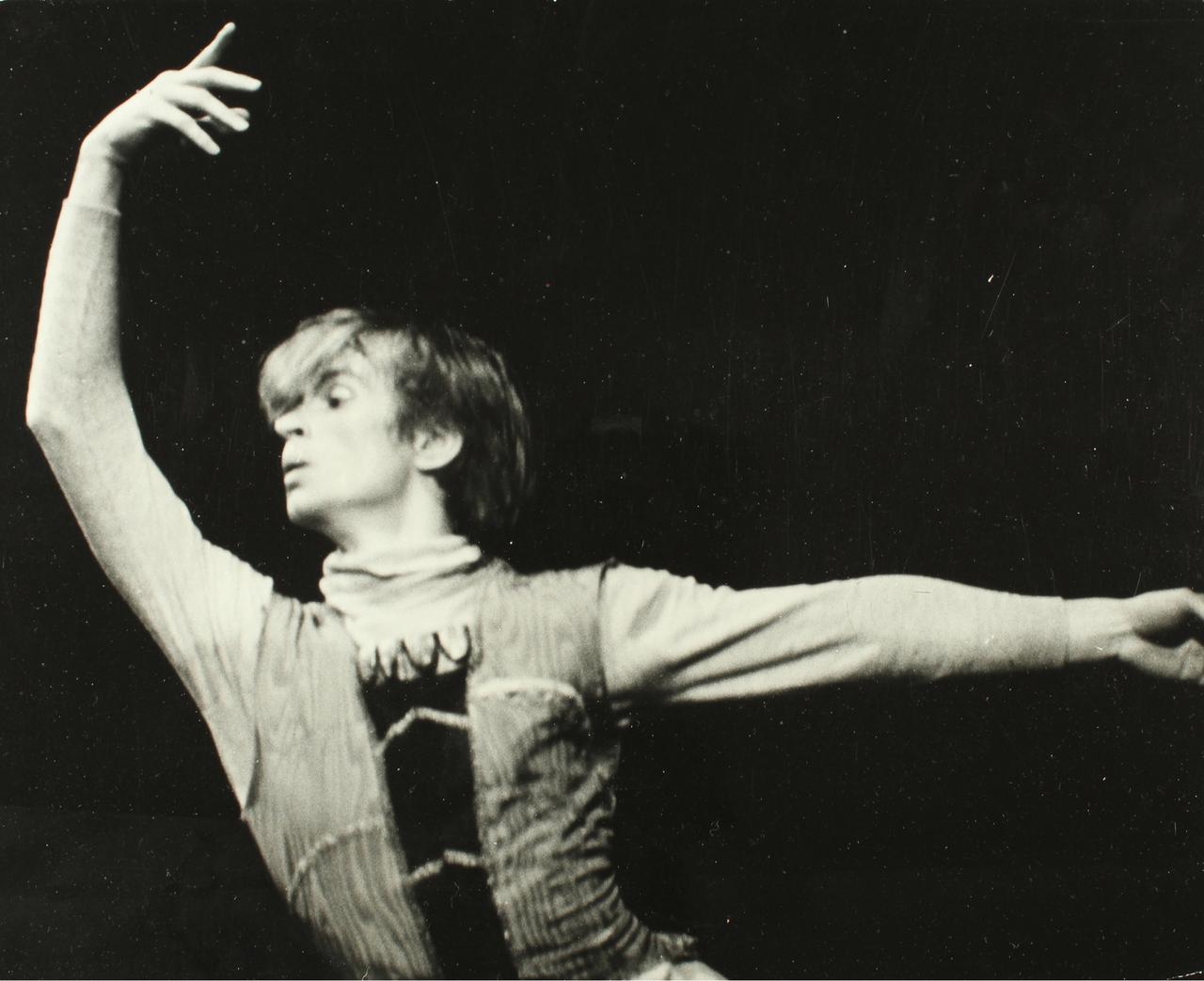 Rudolf Nurejew tanzend 1964 im Ballett "Schwanensee" in Wien.