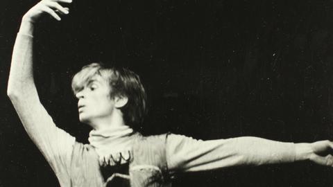 Rudolf Nurejew tanzend 1964 im Ballett "Schwanensee" in Wien.