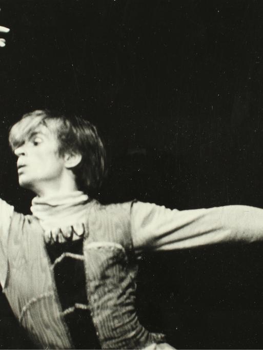 Rudolf Nurejew tanzend 1964 im Ballett "Schwanensee" in Wien.
