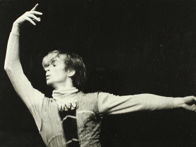 Rudolf Nurejew tanzend 1964 im Ballett "Schwanensee" in Wien.
