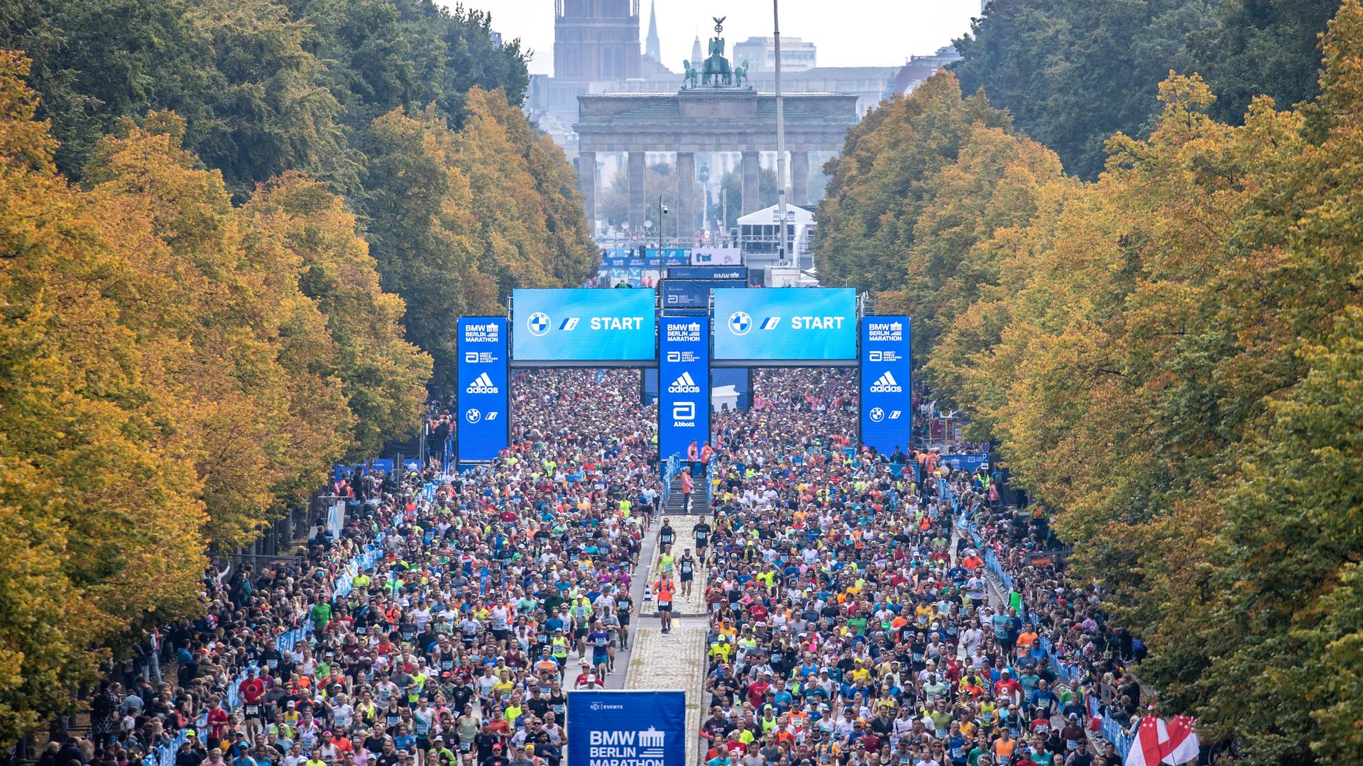 Läufer des Berlin-Marathons 2022 auf der Straße des 17. Juni