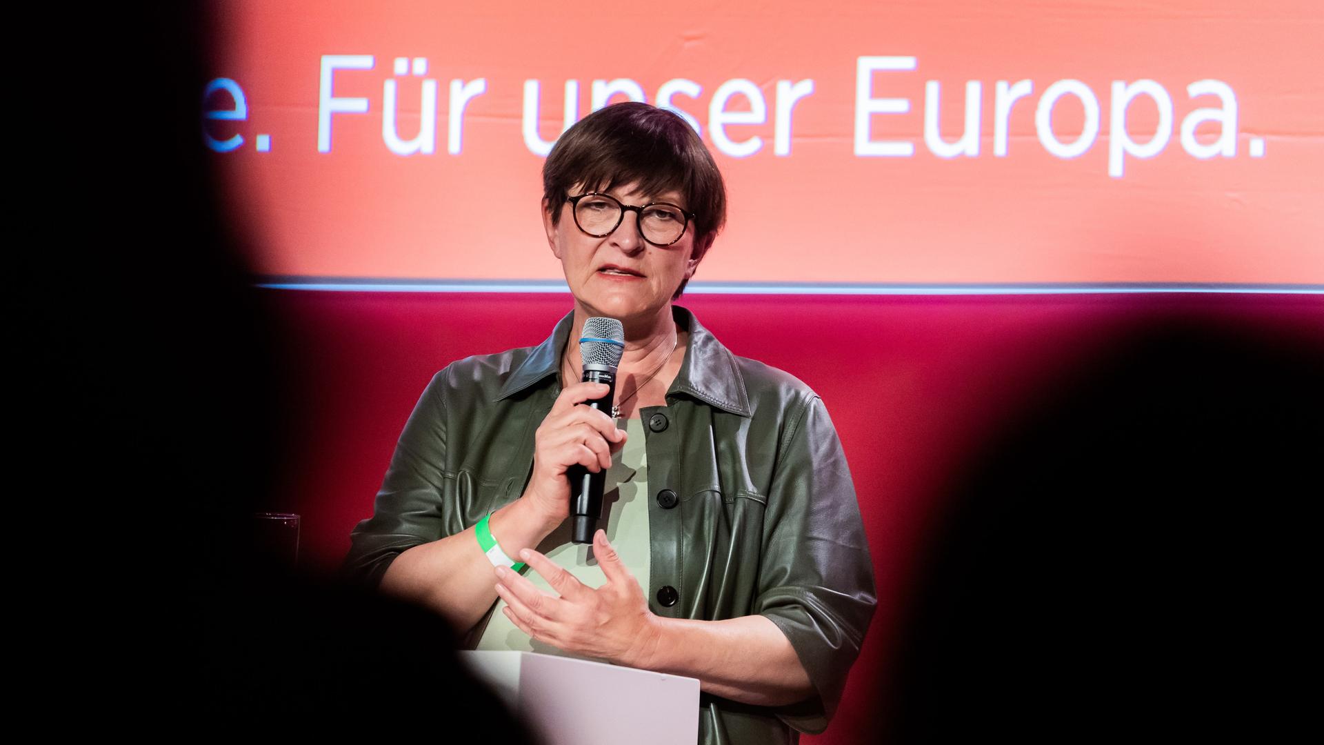 Berlin: Saskia Esken, SPD-Bundesvorsitzende, spricht beim Demokratiekongress von SPD und der Sozialdemokratischen Partei Europas (SPE). 