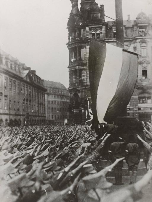 Menschenmenge bei einer nationalsozialistischen Versammlung in Dresden. Menschenmenge bei einer nationalsozialistischen Versammlung in Dresden.