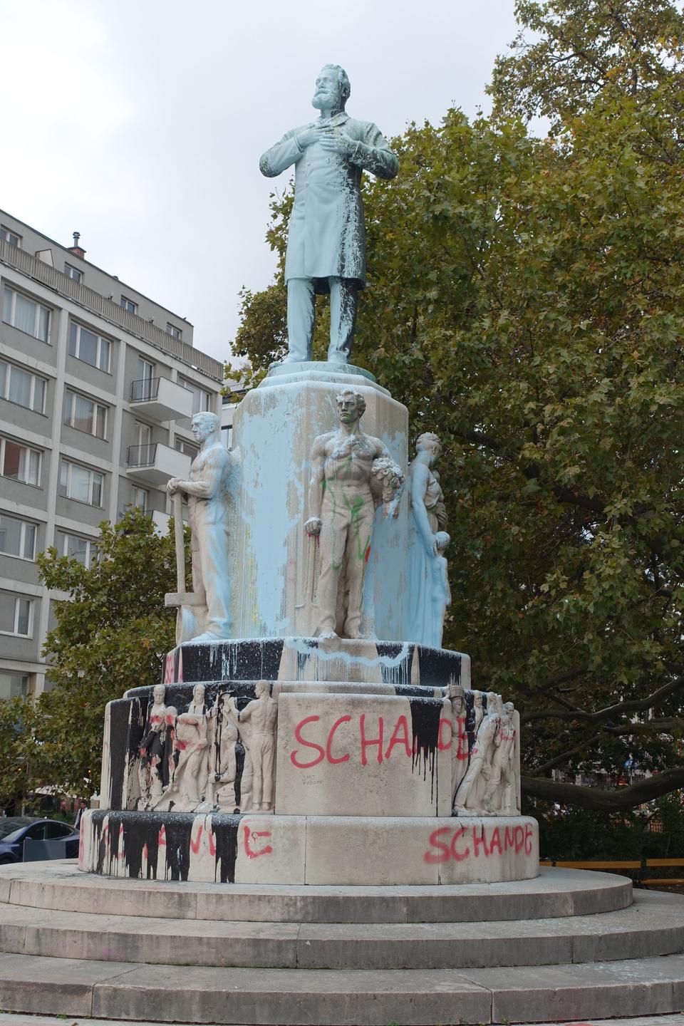 Die Statue des wegen seines Antisemitismus umstrittenen Wiener Bürgermeisters Dr. Karl Lueger wurde großflächig mit hellblauer Farbe überschüttet.