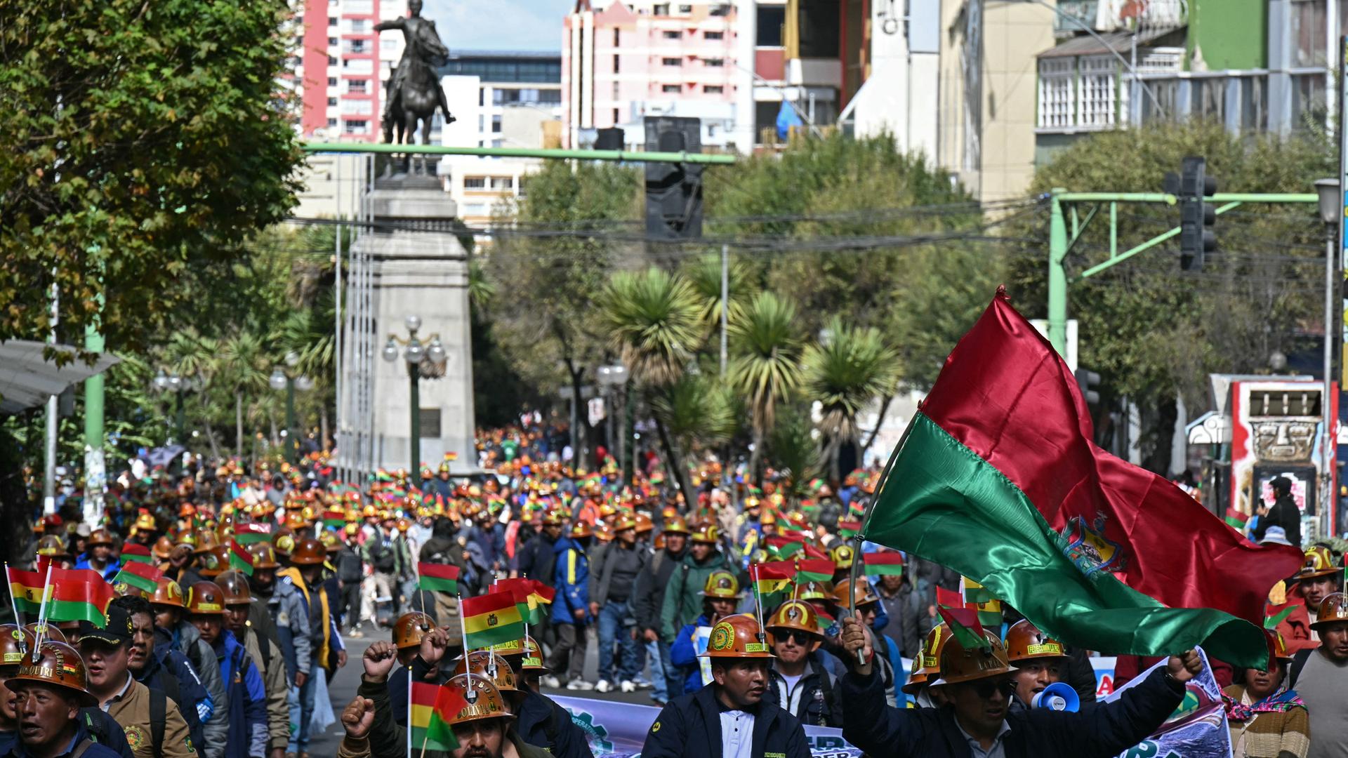 Bergleute demonstrieren in La Paz und fordern den Rücktritt des bolivianischen Präsidenten.