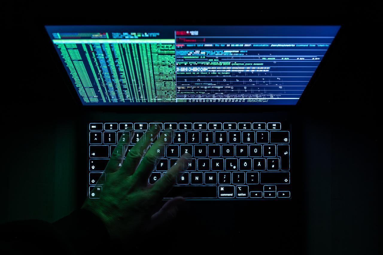 Eine Hackersoftware ist auf einem Laptop geöffnet.