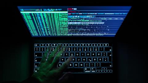 Eine Hackersoftware ist auf einem Laptop geöffnet.