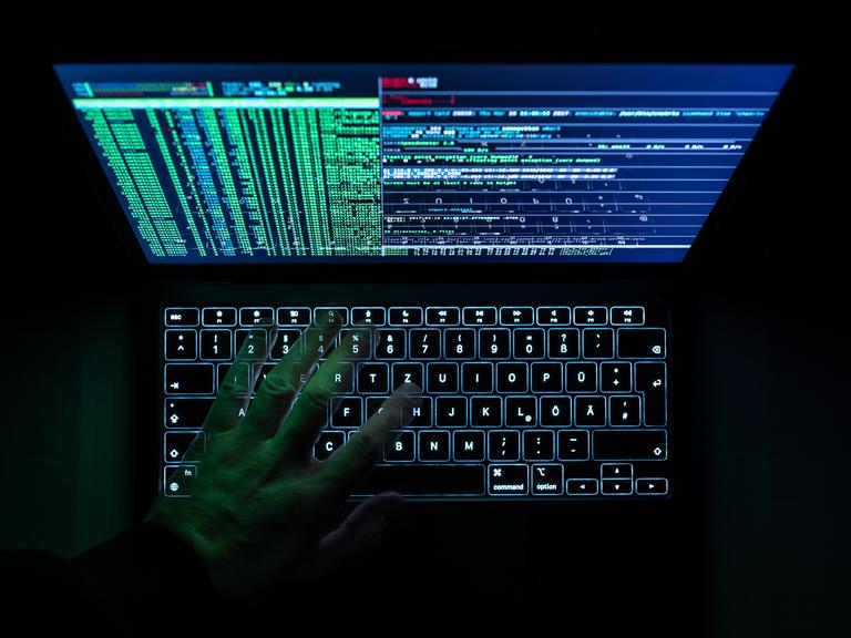 Eine Hackersoftware ist auf einem Laptop geöffnet.