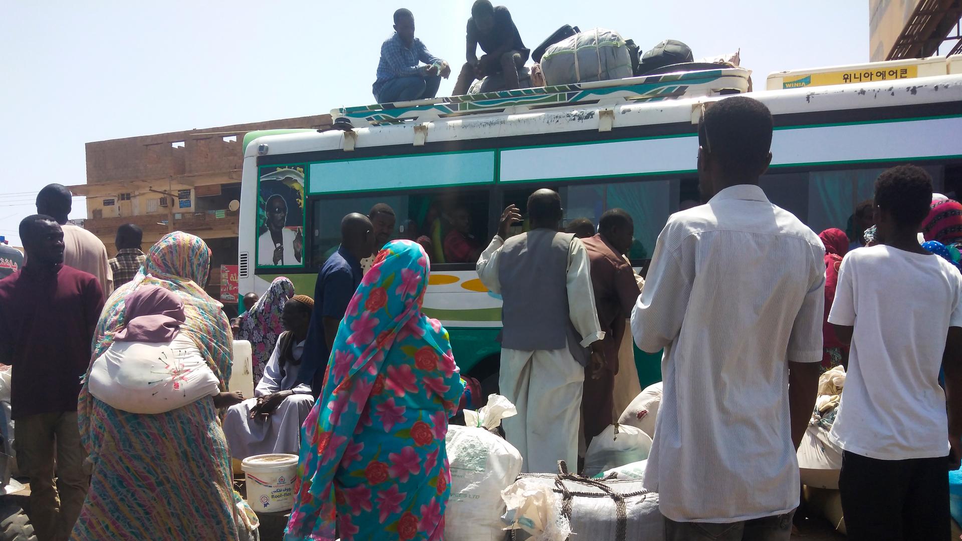 Menschen verlassen wegen des Kriegs die sudanesische Hauptstadt Khartoum. Solange der Westen bei Menschen verlassen wegen des Kriegs die sudanesische Hauptstadt Khartoum.