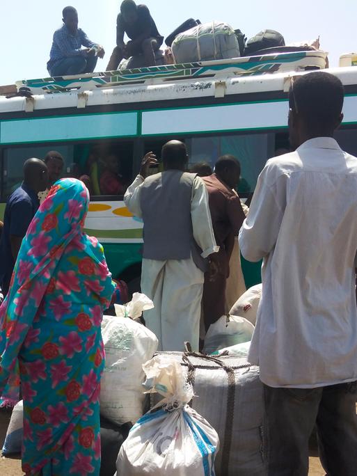 Menschen verlassen wegen des Kriegs die sudanesische Hauptstadt Khartoum. Solange der Westen bei Menschen verlassen wegen des Kriegs die sudanesische Hauptstadt Khartoum.