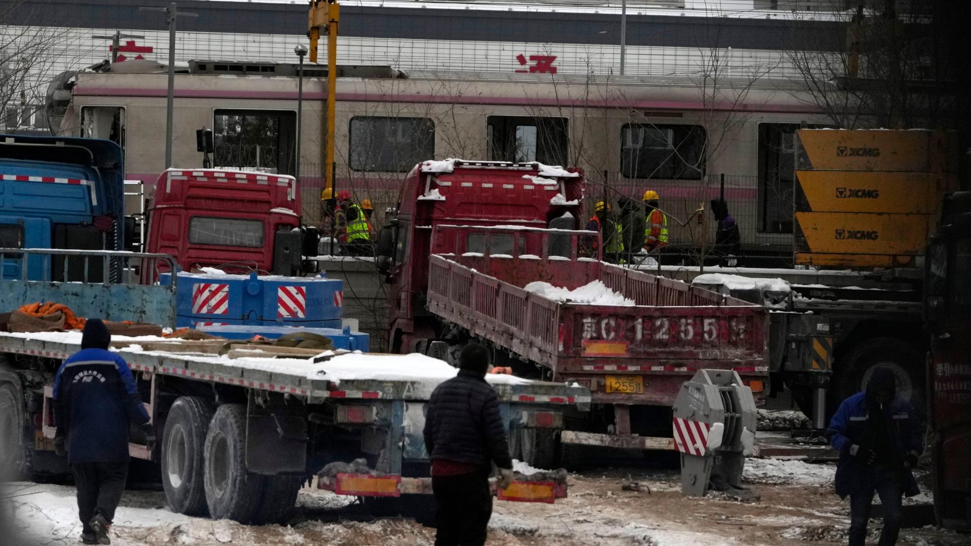 Peking: Polizisten stehen in der Nähe des Ortes, wo sich der Zug-Unfall in Peking ereignete. Peking: Polizisten stehen in der Nähe des Ortes, wo sich der Zug-Unfall in Peking ereignete.