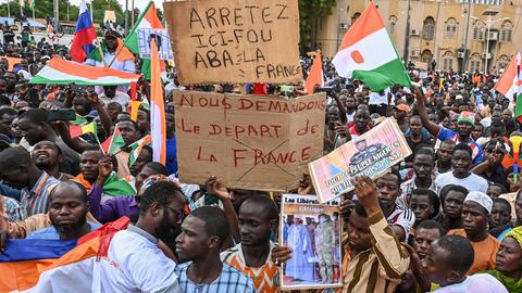 Anhänger der Militärjunta in der nigrischen Hauptstadt Niamey fordern den Abzug aller französischen Truppen.