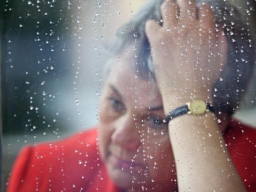 Nachdenkliche Frau an einem Fenster. Nachdenkliche Frau an einem Fenster.