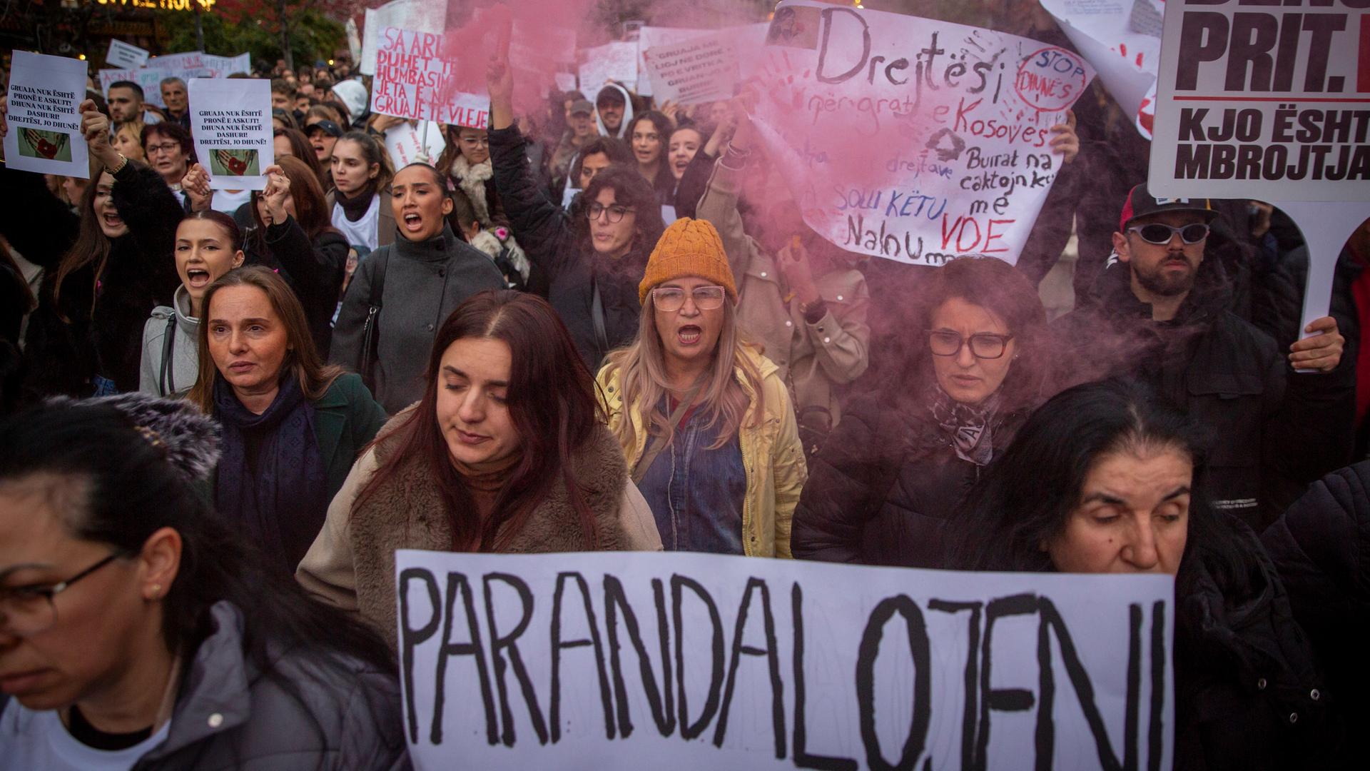 Protestierende Menschen mit Plakaten in Pristina Protestierende Menschen mit Plakaten in Pristina