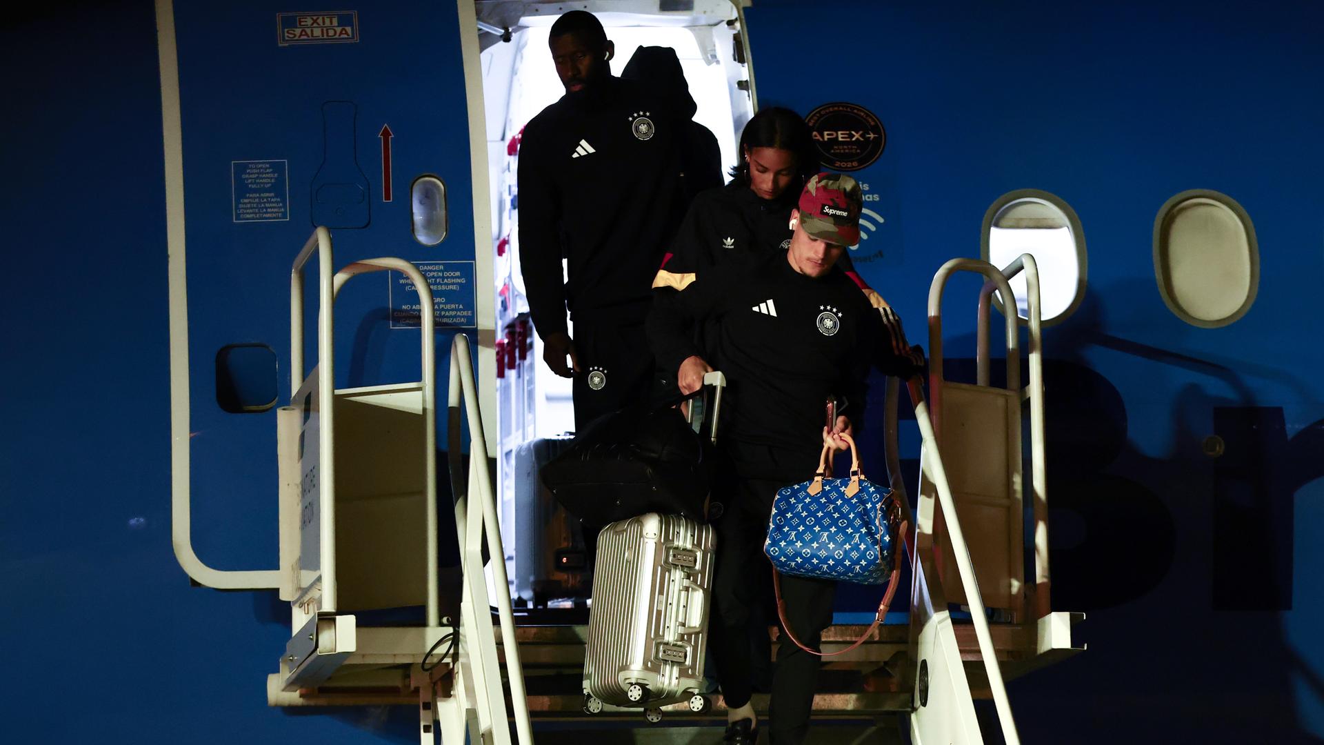 Winston-Salem: Die Nationalmannschaft kehrt nach dem Sechzehntelfinale Deutschland - Paraguay in ihr Quartier zurück. Die Spieler steigen aus dem Flugzeug.