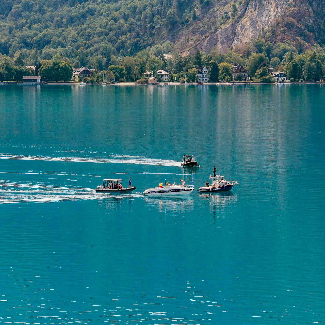 Rettungskräfte sind auf dem Attersee in Oberösterreich im Einsatz, nachdem ein Kleinflugzeug im Bereich Steinbach in den See gestürzt ist, wie die Polizei Oberösterreich mitteilte.