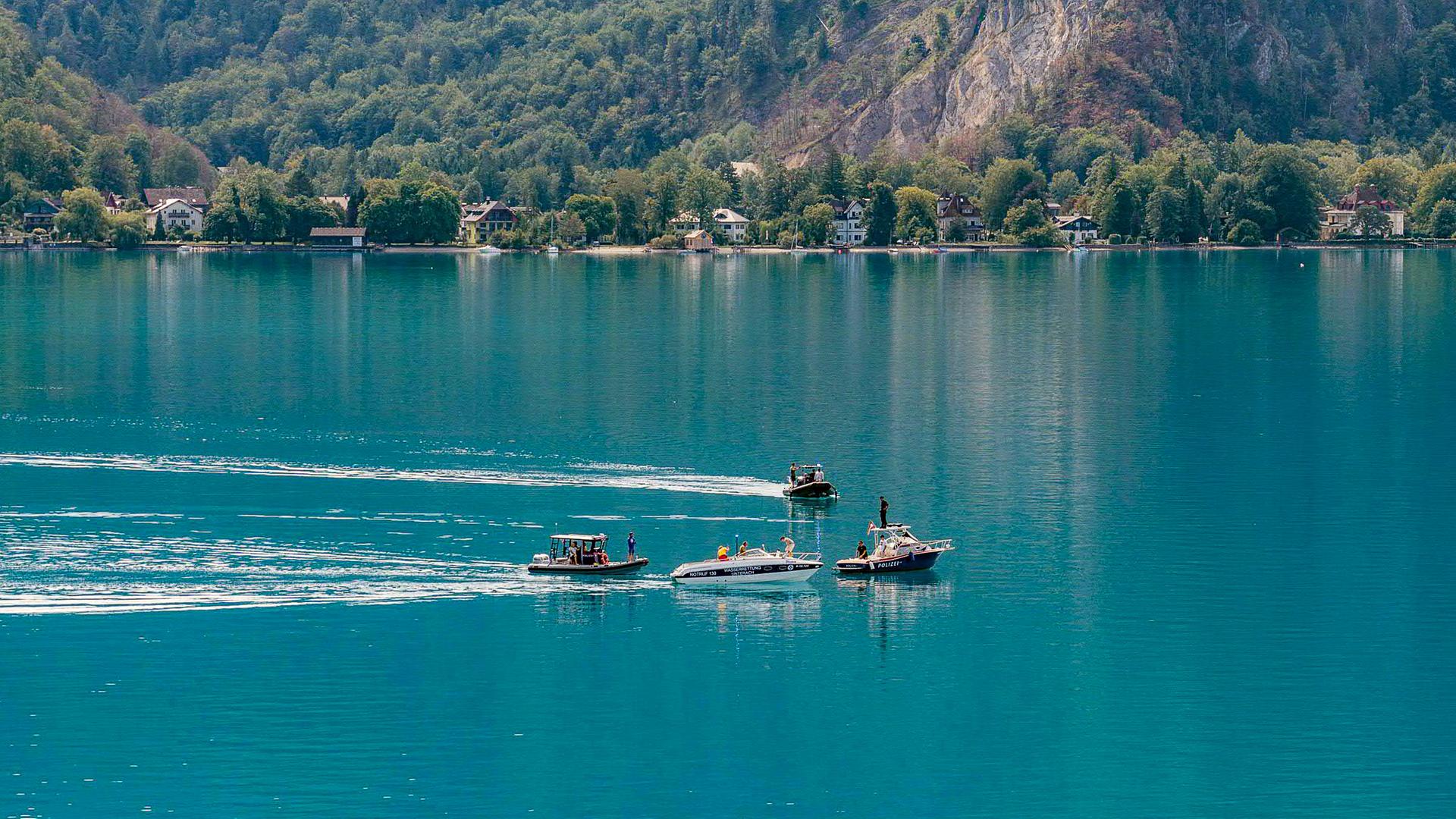 Rettungskräfte sind auf dem Attersee in Oberösterreich im Einsatz, nachdem ein Kleinflugzeug im Bereich Steinbach in den See gestürzt ist, wie die Polizei Oberösterreich mitteilte.