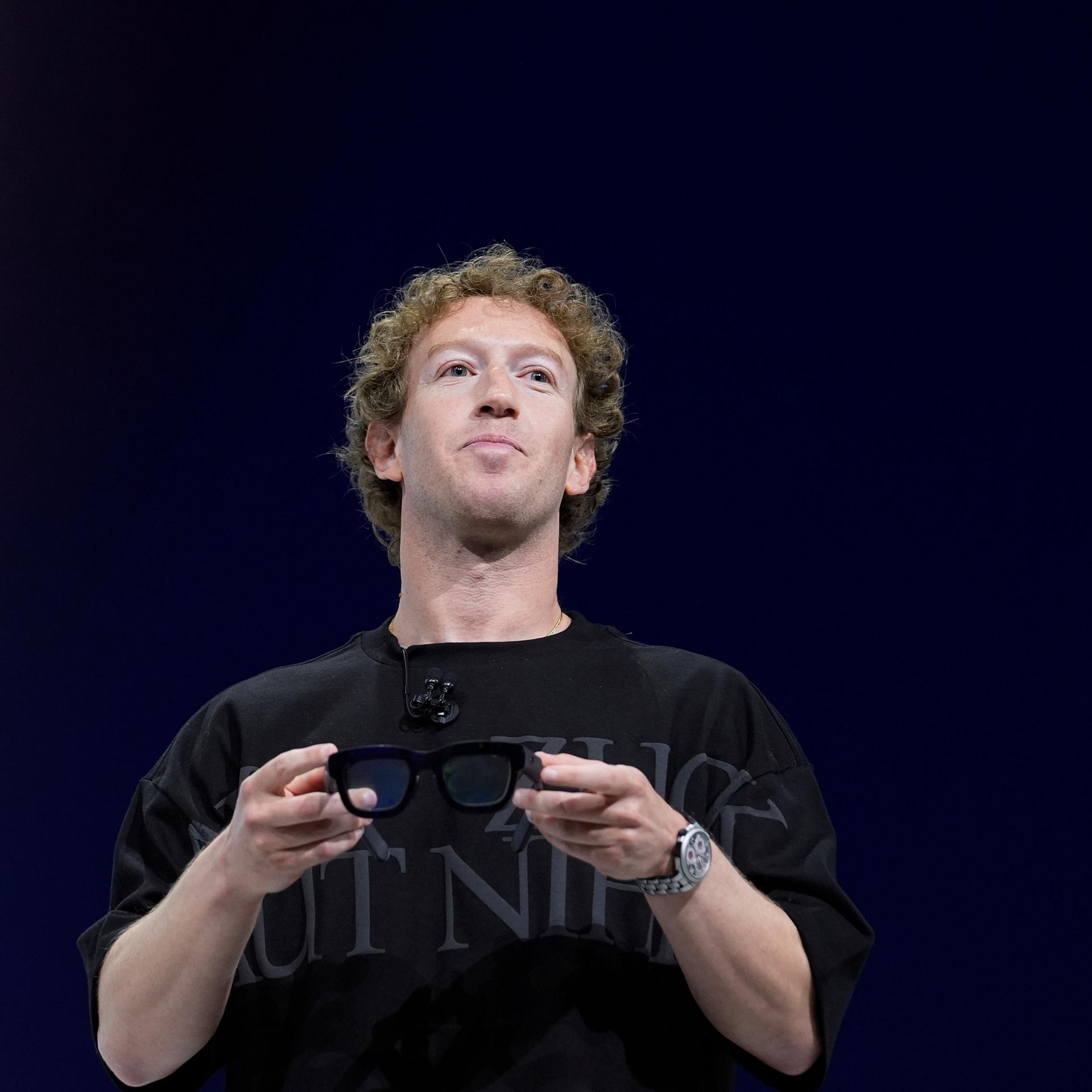 Mark Zuckerberg hält eine Augmented-Reality-Brille in den Händen auf der Meta-Connect-Konferenz.