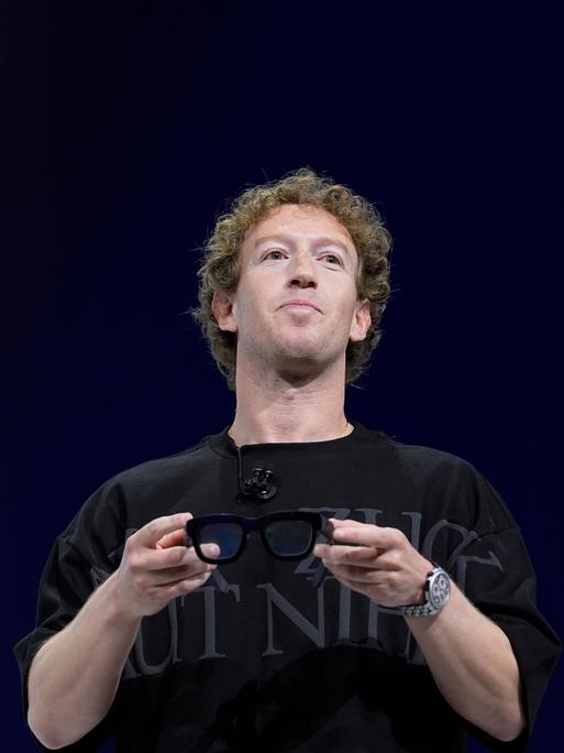 Mark Zuckerberg hält eine Augmented-Reality-Brille in den Händen auf der Meta-Connect-Konferenz.