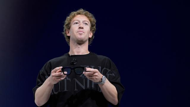 Mark Zuckerberg hält eine Augmented-Reality-Brille in den Händen auf der Meta-Connect-Konferenz.