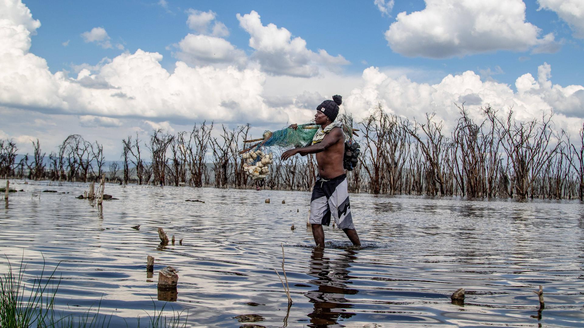 Ein Fischer am Nakurusee in Kenia: Durch den Klimawandel läuft der See quasi über, breitet sich immer weiter aus. Viele Menschen haben dadurch Häuser und Arbeit verloren. 