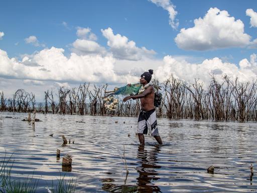 Ein Fischer am Nakurusee in Kenia: Durch den Klimawandel läuft der See quasi über, breitet sich immer weiter aus. Viele Menschen haben dadurch Häuser und Arbeit verloren. 
