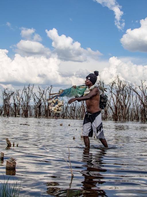 Ein Fischer am Nakurusee in Kenia: Durch den Klimawandel läuft der See quasi über, breitet sich immer weiter aus. Viele Menschen haben dadurch Häuser und Arbeit verloren. 