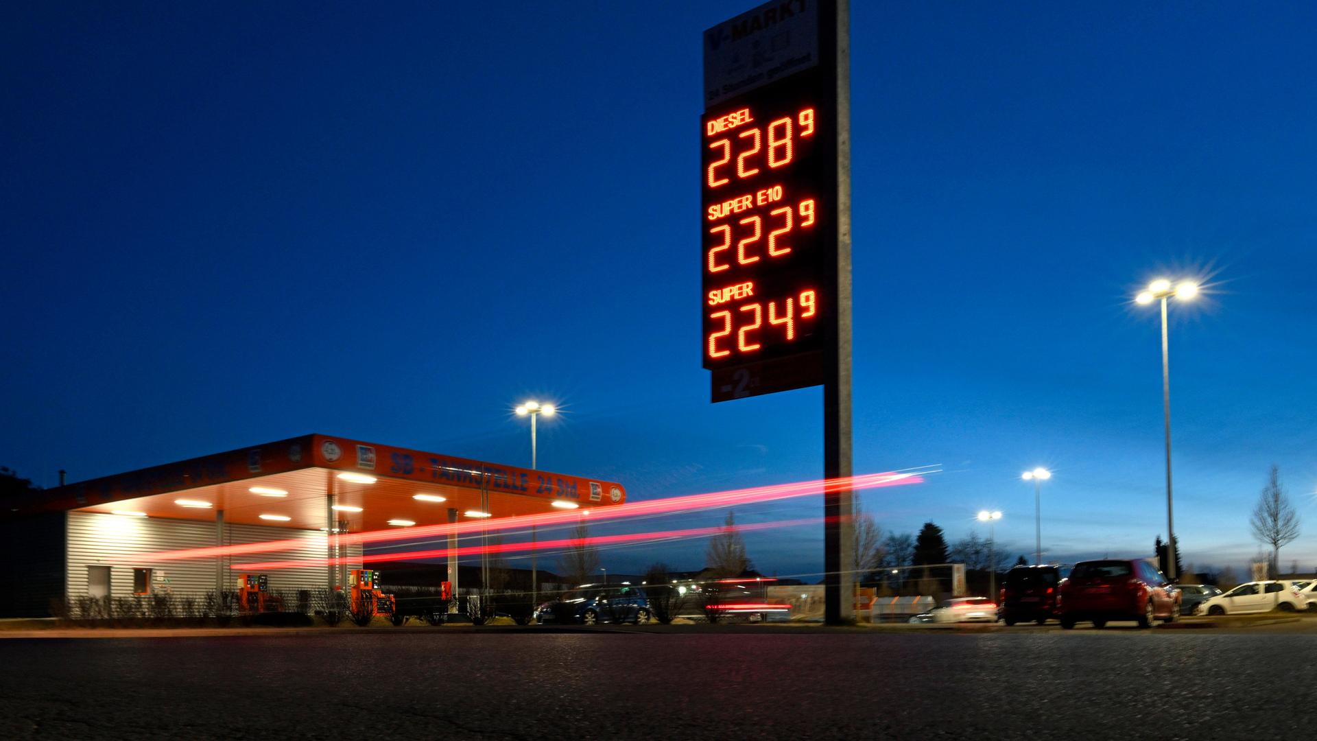 Eine Tankstelle bei Nacht mit hohen Preisen für Benzin und Diesel