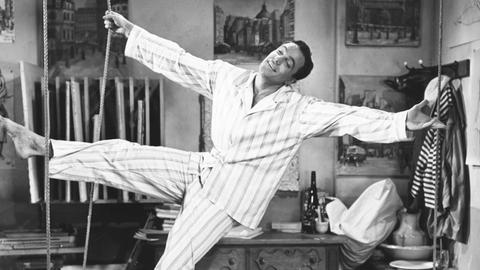 Gene Kelly singt "I've got a crush on you" (Ich bin in Dich verknallt) im Film "An American in Paris", 1951. Er singt und tanzt im Schlafanzug in seinem Bett.
