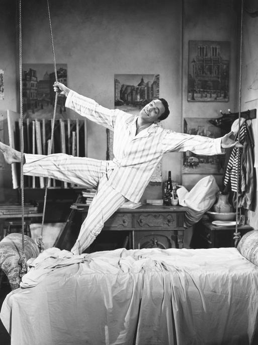 Gene Kelly singt "I've got a crush on you" (Ich bin in Dich verknallt) im Film "An American in Paris", 1951. Er singt und tanzt im Schlafanzug in seinem Bett.