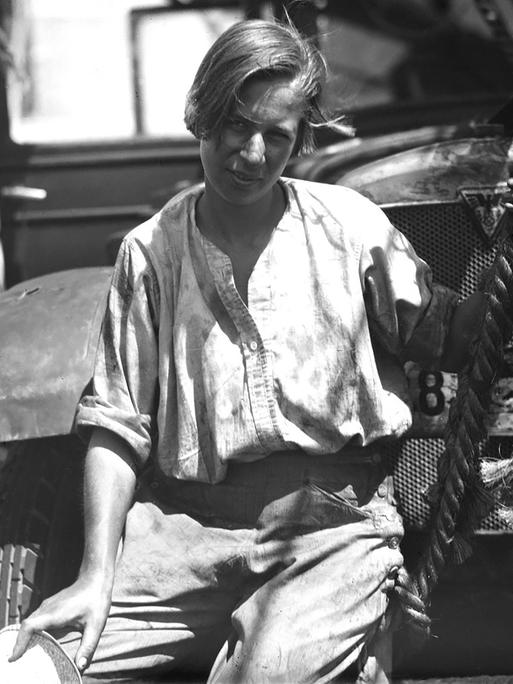 Clärenore Stinnes vor ihrem "Adler Standard 6", mit dem sie von 1927 bis 1929 als erste Frau der Welt die ganze Welt mit einem Auto umrundet hat.