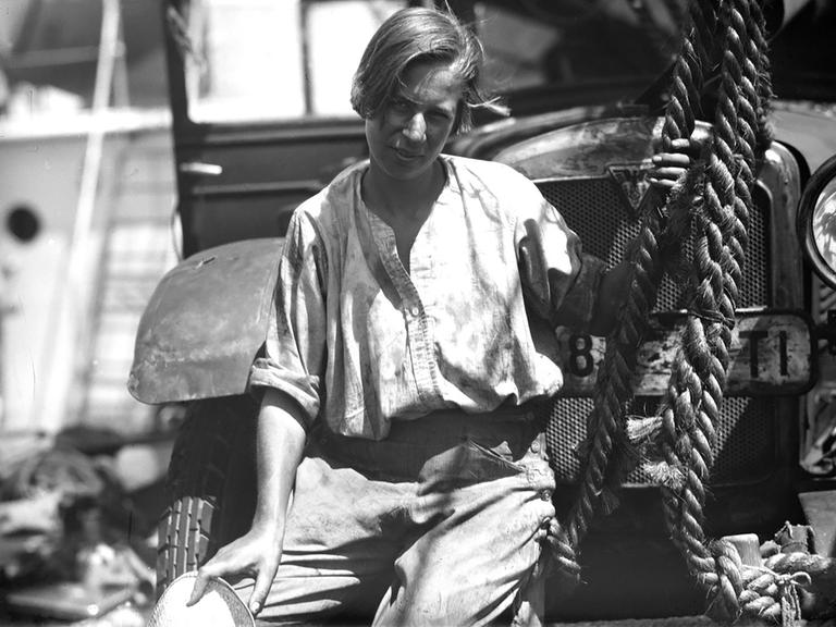 Clärenore Stinnes vor ihrem "Adler Standard 6", mit dem sie von 1927 bis 1929 als erste Frau der Welt die ganze Welt mit einem Auto umrundet hat.
