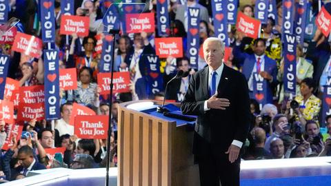 Joe Biden hält seine Hand aufs Herz. Er wird von den delegierten auf dem Parteitag gefeiert.